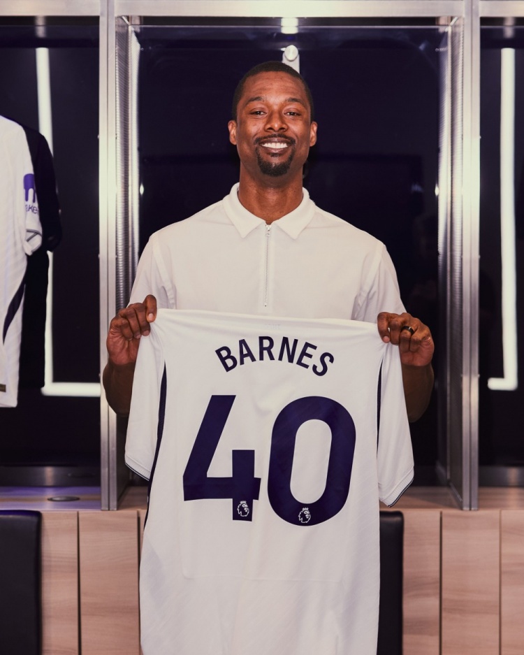 跨界联动:NBA马刺前锋巴恩斯获赠热刺40号球衣 跨界联动:NBA马刺前锋巴恩斯获赠热刺40号球衣