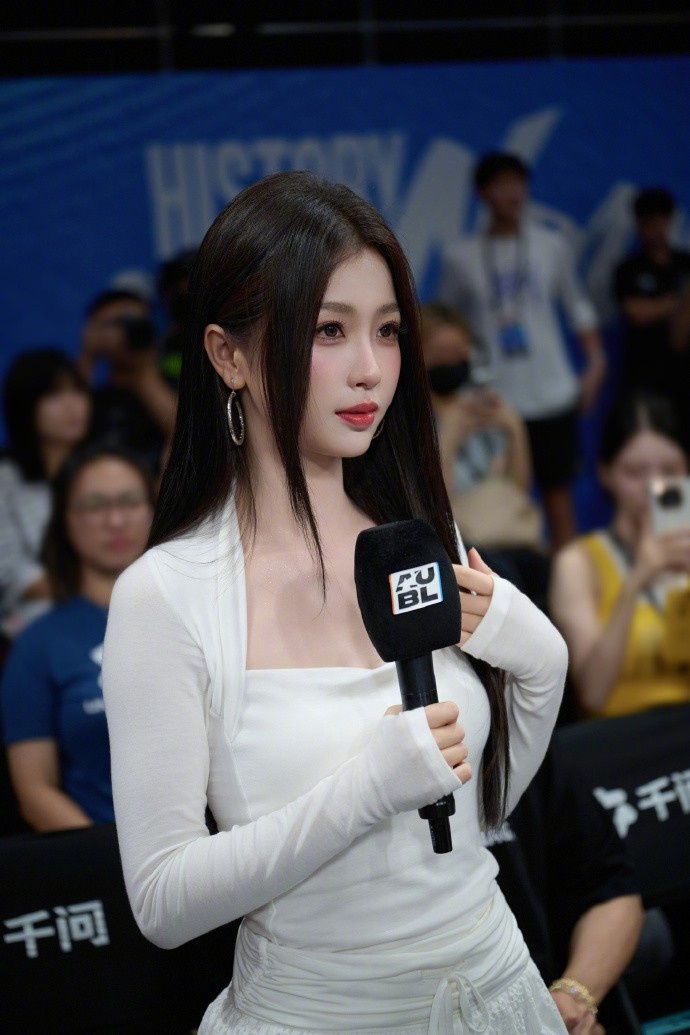 许书欣为政大vs上交开球 晒照：很开心来到AUBL赛场