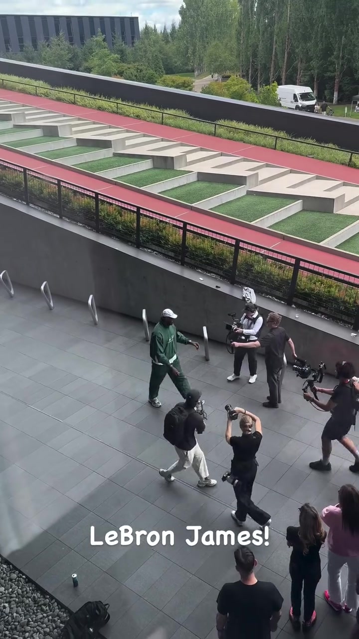 詹姆斯造访耐克总部称选择76人因寻求不安逸