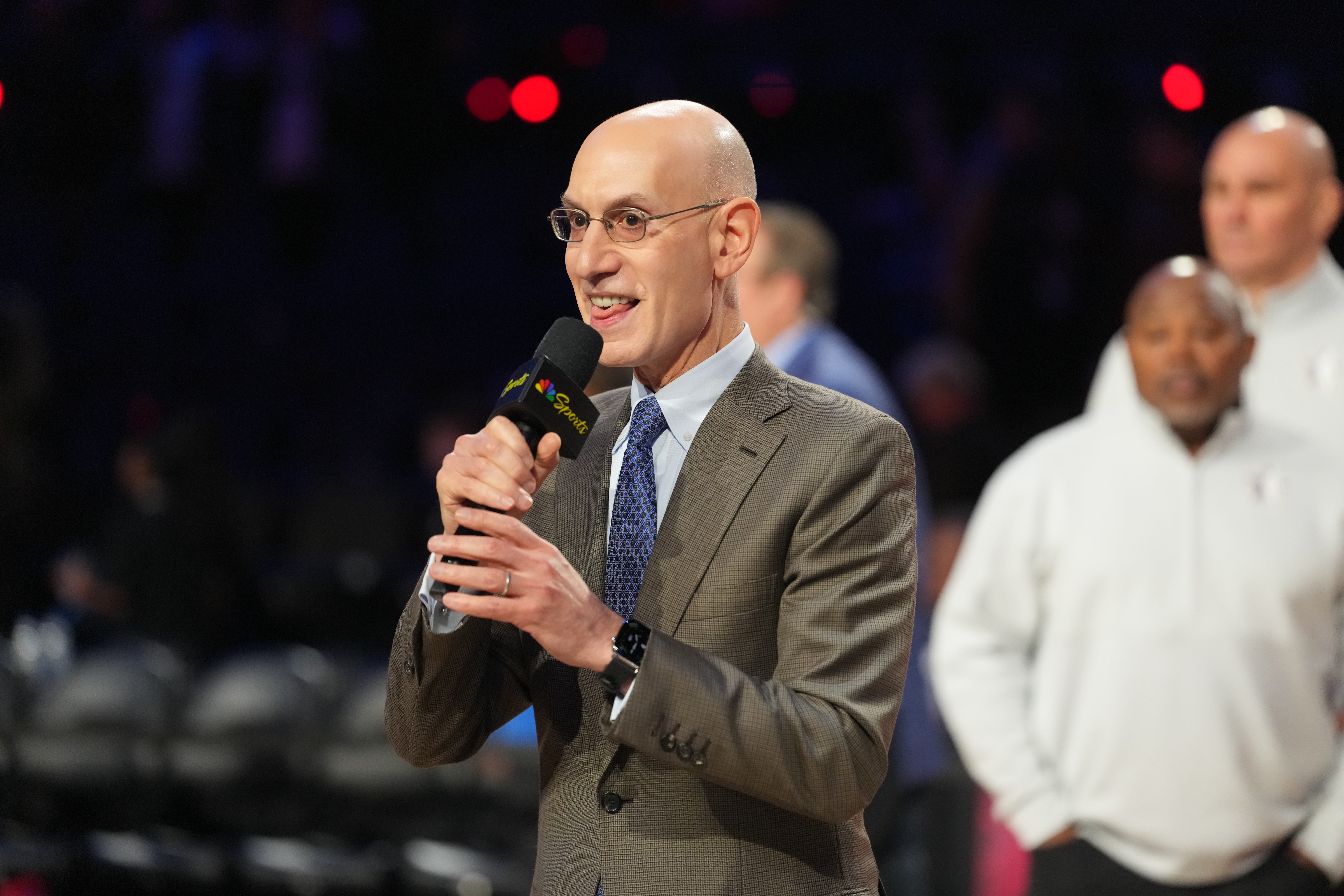 ESPN名记披露湖人125亿易主幕后:艾格与萧华是生意搭档兼度假挚友 ESPN名记披露湖人125亿易主幕后:艾格与萧华是生意搭档兼度假挚友