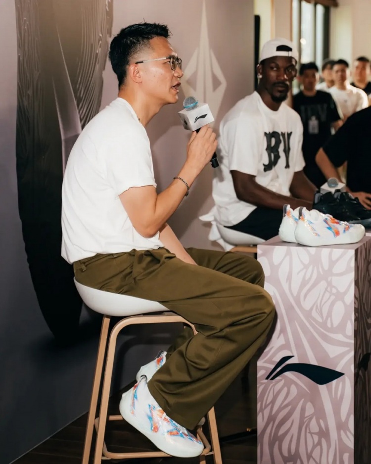 巴特勒晒中国行照片宣传签名鞋：迫不及待想让大家都能穿上
