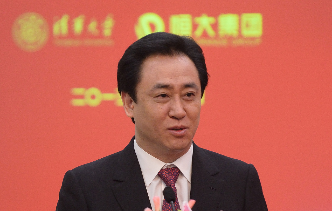 前恒大员工谈许家印:感觉他很爱演,曾把球员召集到草坪聊天摆拍 前恒大员工谈许家印:感觉他很爱演,曾把球员召集到草坪聊天摆拍