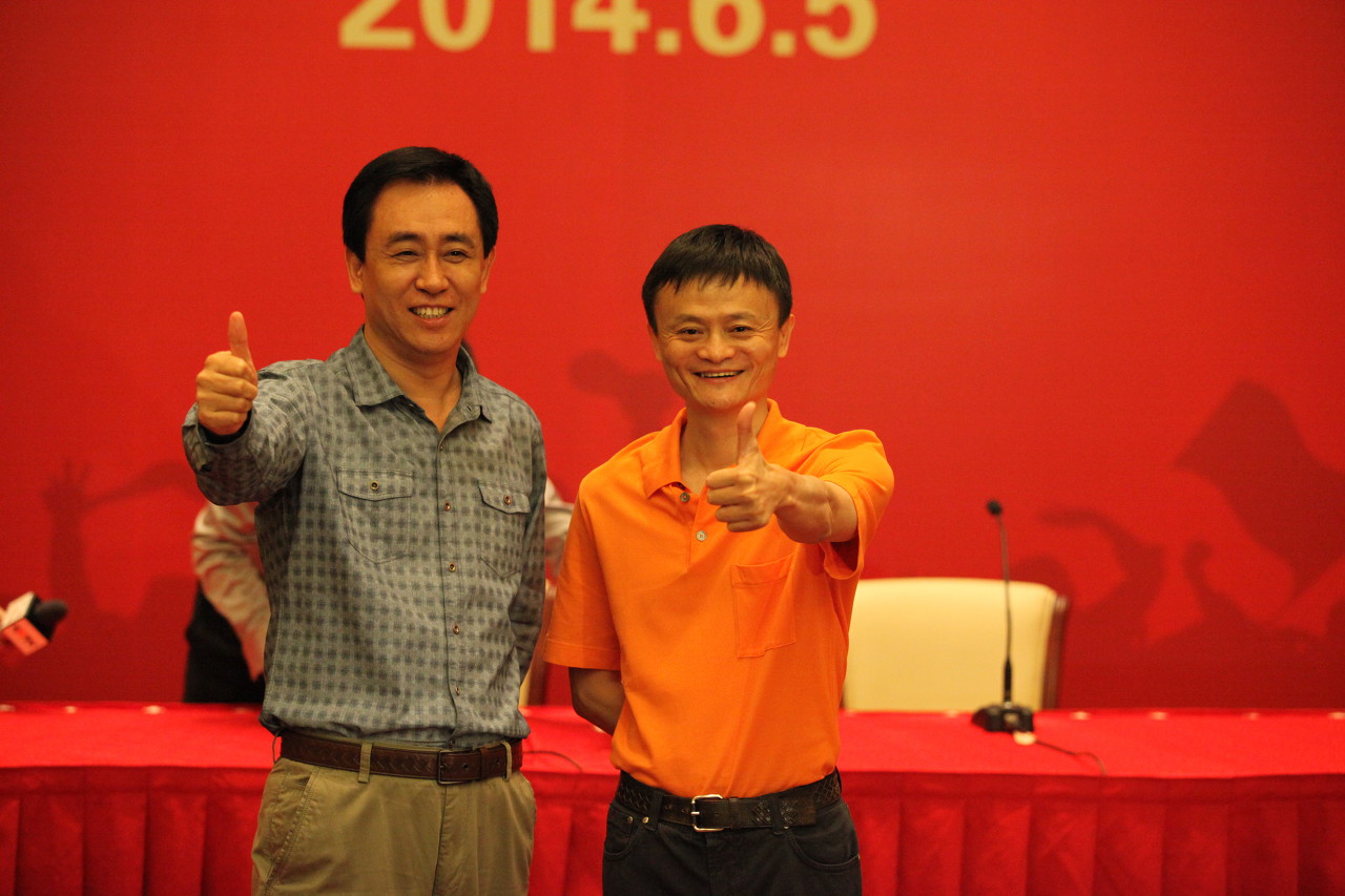 前恒大员工谈许家印:感觉他很爱演,曾把球员召集到草坪聊天摆拍 前恒大员工谈许家印:感觉他很爱演,曾把球员召集到草坪聊天摆拍
