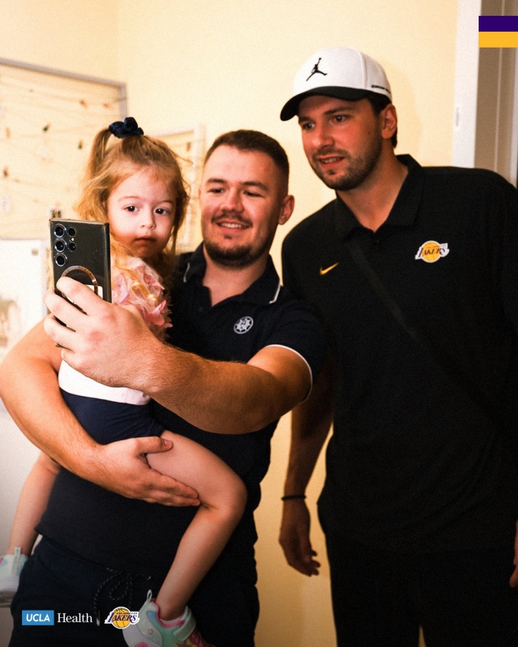 曼巴传承!东契奇&里夫斯等湖人球员参加卢布尔雅那科比日活动 曼巴传承!东契奇&里夫斯等湖人球员参加卢布尔雅那科比日活动