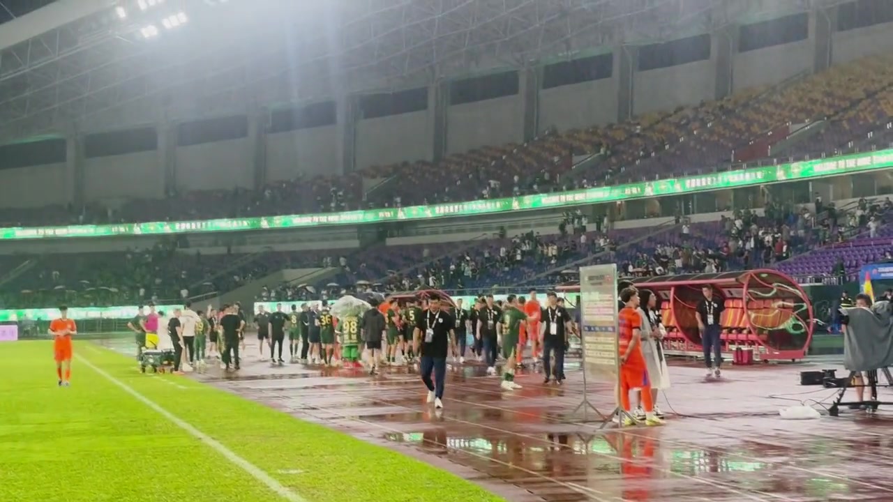泰山客场1-4负浙江，王大雷赛后鞠躬致歉
